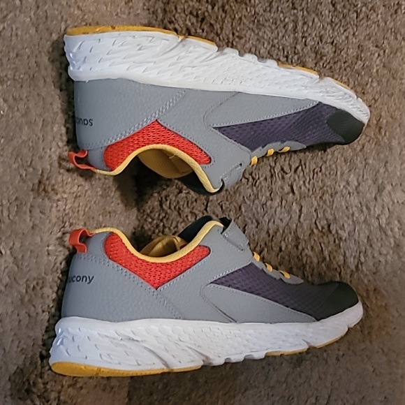 NWOT👩‍👦‍👦KIDS SHOES **ONLY WORN 1X** 👟 - Picture 6 of 7